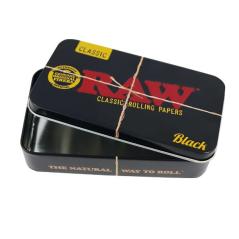 RAW Black Metal Tin, lille sort metalæske med rødt RAW-logo og guldfarvede detaljer på låget