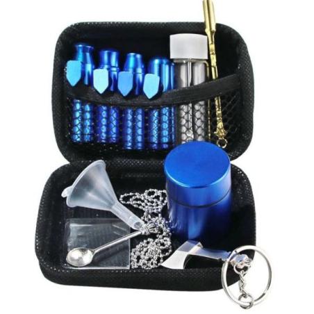 Blåt mini accessory kit med sort etui, metaldispensere, beholdere og små redskaber – billede 2